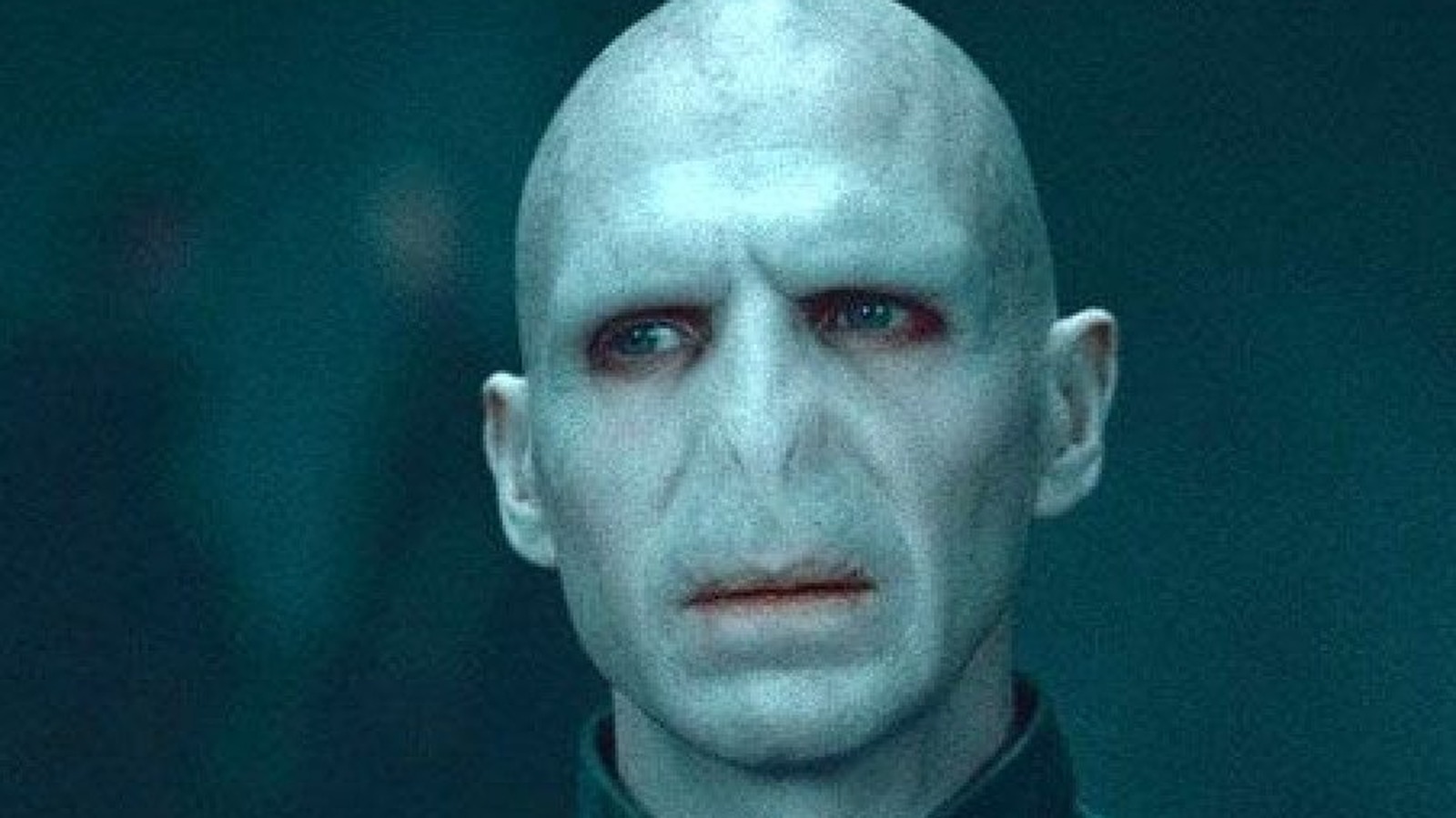 Giải mã bí ẩn lớn bậc nhất của Harry Potter: Vì sao phản diện Voldemort không có mũi? - Ảnh 1.