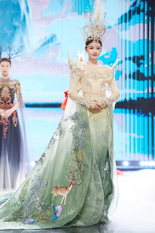 Mỹ nhân múa mở màn đại náo lễ trao giải với sắc vóc kinh diễm tựa tiên tử, chiếm spotlight của danh hiệu Nữ thần Kim Ưng - Ảnh 2.