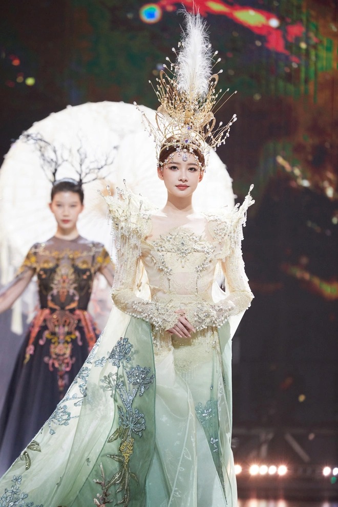 Mỹ nhân múa mở màn đại náo lễ trao giải với sắc vóc kinh diễm tựa tiên tử, chiếm spotlight của danh hiệu Nữ thần Kim Ưng - Ảnh 1.
