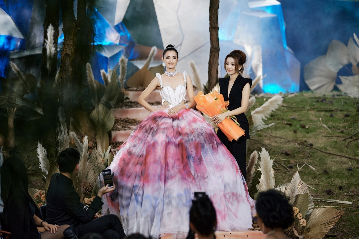 Hoa hậu siêu quốc gia 2013 mặc váy 20kg, catwalk giữa rừng thông - Ảnh 2.