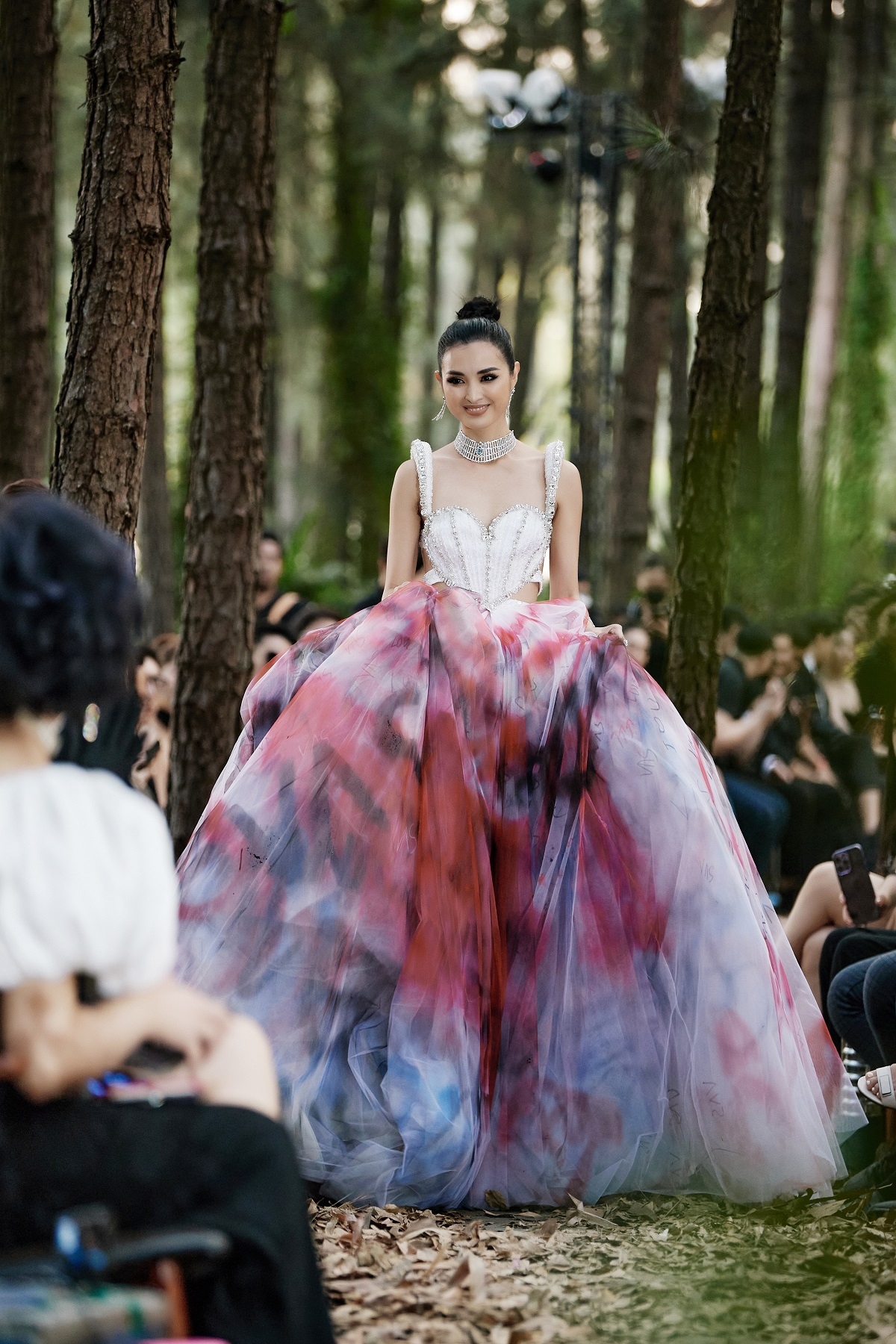 Hoa hậu siêu quốc gia 2013 mặc váy 20kg, catwalk giữa rừng thông - Ảnh 4.
