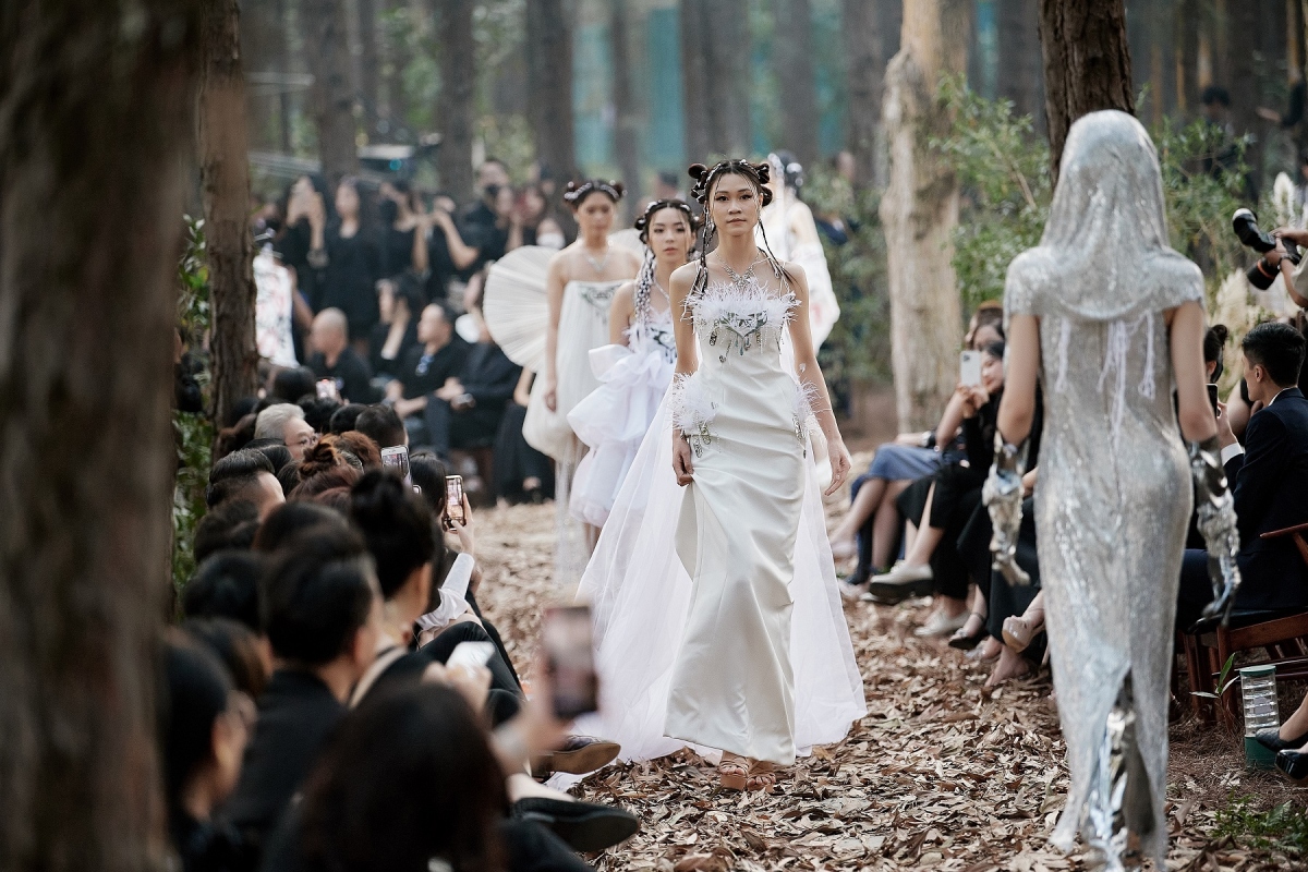 Hoa hậu siêu quốc gia 2013 mặc váy 20kg, catwalk giữa rừng thông - Ảnh 9.