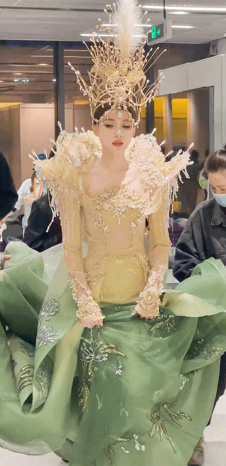Mỹ nhân múa mở màn đại náo lễ trao giải với sắc vóc kinh diễm tựa tiên tử, chiếm spotlight của danh hiệu Nữ thần Kim Ưng - Ảnh 6.