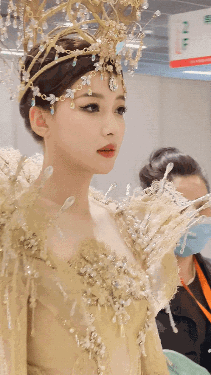 Mỹ nhân múa mở màn đại náo lễ trao giải với sắc vóc kinh diễm tựa tiên tử, chiếm spotlight của danh hiệu Nữ thần Kim Ưng - Ảnh 4.