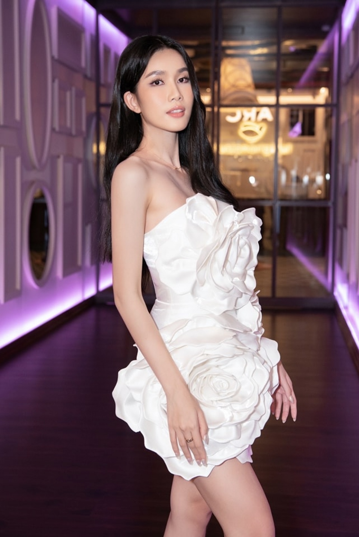 &Aacute; hậu Phương Anh khoe sắc v&oacute;c quyến rũ với đầm hoa hồng trắng tinh kh&ocirc;i - Ảnh 8.