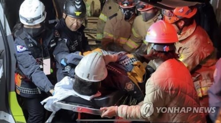 Tổng thống Hàn Quốc gửi thư cho hai thợ mỏ sống sót sau 9 ngày dưới lòng đất - Ảnh 1.