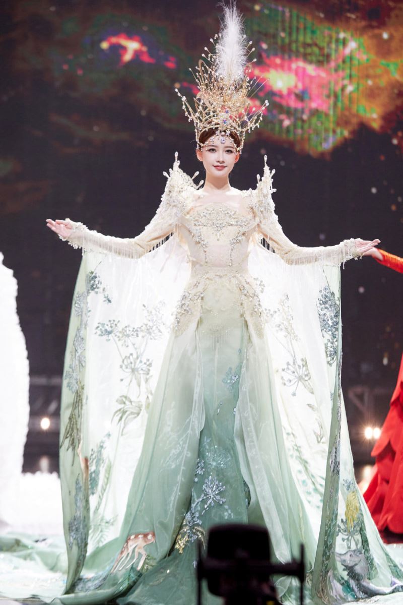 Danh hiệu Nữ thần bị hủy bỏ, Tôn Di lộng lẫy múa mở màn lễ trao giải Kim Ưng - Ảnh 2.