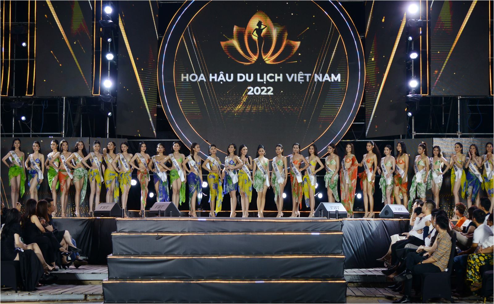 Dàn thí sinh Hoa hậu Du lịch Việt Nam khoe dáng nóng bỏng với bikini trong đêm thi 'Người đẹp biển' - Ảnh 4.