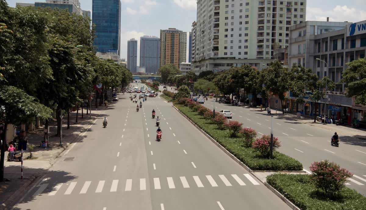 Từ hàng cây hoa sữa, nhìn lại những lần 'biến hình' của đường Nguyễn Chí Thanh - con đường từng đẹp nhất Việt Nam - Ảnh 9.