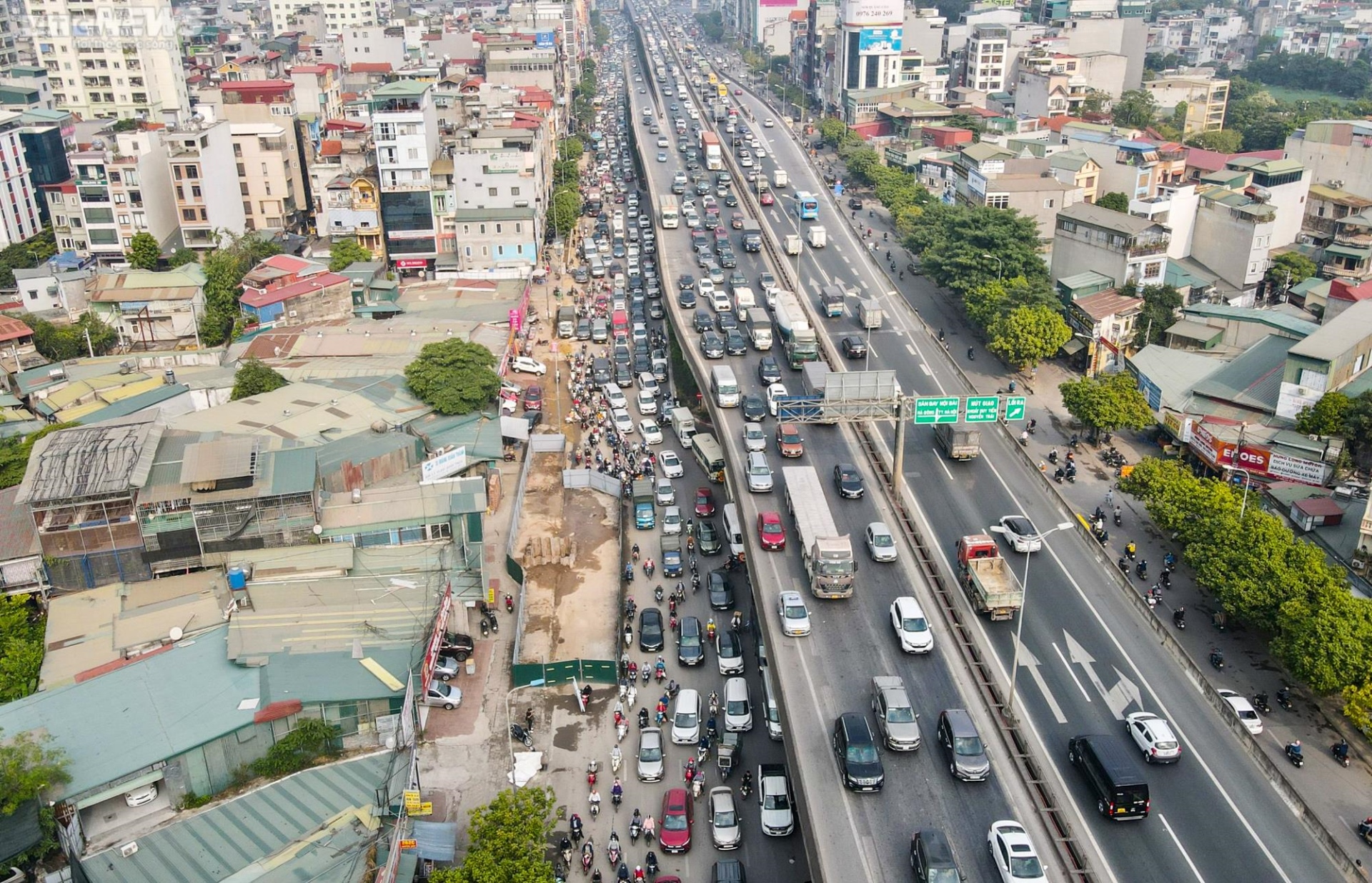 Lô cốt công trình chắn 2/3 lòng đường Hà Nội, dân ngán ngẩm chịu cảnh ùn tắc - Ảnh 1.