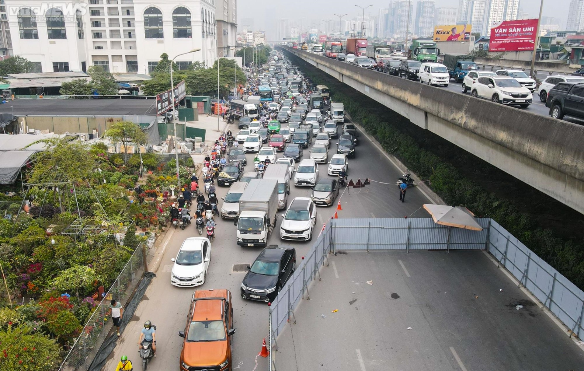 Lô cốt công trình chắn 2/3 lòng đường Hà Nội, dân ngán ngẩm chịu cảnh ùn tắc - Ảnh 2.