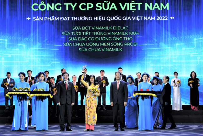 Vinamilk tiếp tục được vinh danh thương hiệu Quốc gia 2022-2024 lần thứ 7 li&ecirc;n tiếp - Ảnh 1.