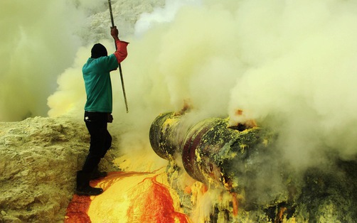 Nghề khai thác mỏ trên miệng núi lửa ở Indonesia: Liều mạng với Tử thần
