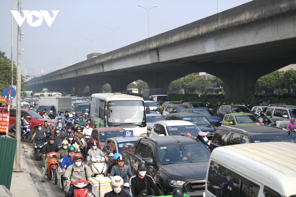 &quot;Rào chắn 2/3 đường Nguyễn Xiển ảnh hưởng nghiêm trọng đến giao thông&quot; - Ảnh 2.