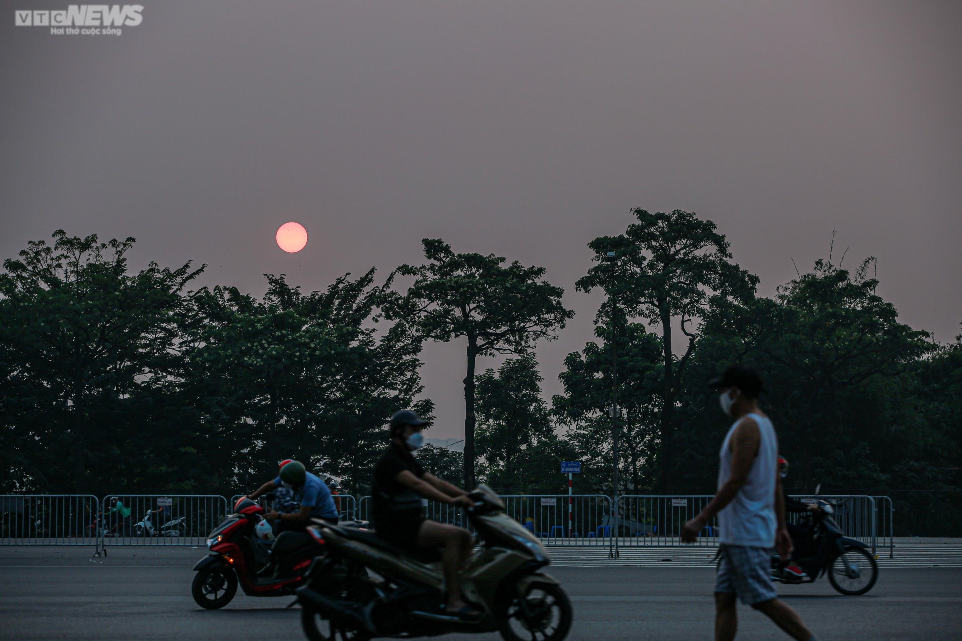 Chiêm ngưỡng Nguyệt thực cuối cùng của năm 2022 trên bầu trời Hà Nội - Ảnh 2.