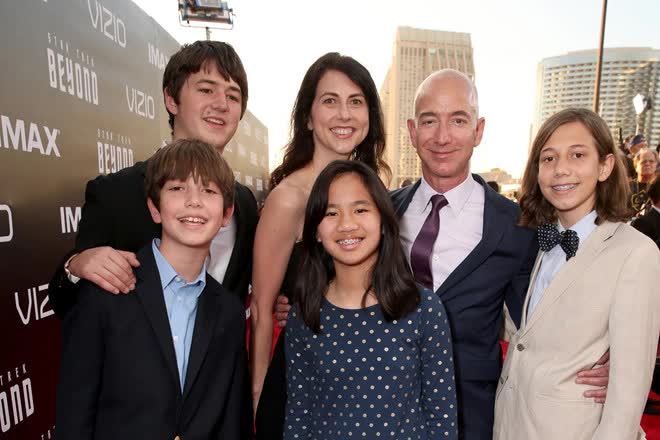 Vợ chồng tỷ phú Jeff Bezos từng đưa ra quan điểm nuôi dạy con gây tranh cãi: 'Thà con chỉ có 9 ngón tay còn hơn để chúng trở thành những đứa trẻ không có tài cán gì' - Ảnh 1. Vợ chồng tỷ phú Jeff Bezos từng đưa ra quan điểm nuôi dạy con gây tranh cãi: 'Thà con chỉ có 9 ngón tay còn hơn để chúng trở thành những đứa trẻ không có tài cán gì' - Ảnh 1.