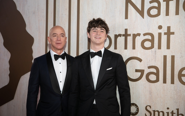 Vợ chồng tỷ phú Jeff Bezos từng đưa ra quan điểm nuôi dạy con gây tranh cãi: 'Thà con chỉ có 9 ngón tay còn hơn để chúng trở thành những đứa trẻ không có tài cán gì' - Ảnh 2. Vợ chồng tỷ phú Jeff Bezos từng đưa ra quan điểm nuôi dạy con gây tranh cãi: 'Thà con chỉ có 9 ngón tay còn hơn để chúng trở thành những đứa trẻ không có tài cán gì' - Ảnh 2.