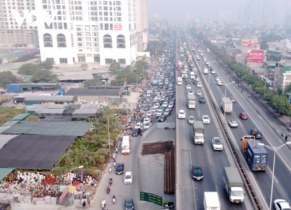 &quot;Rào chắn 2/3 đường Nguyễn Xiển ảnh hưởng nghiêm trọng đến giao thông&quot; - Ảnh 1.