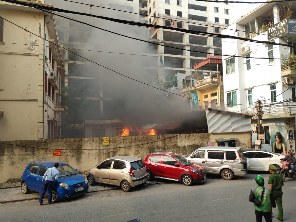 Cháy lớn tại Sở Văn hóa và Thể thao Hà Nội, 1 ô tô bị thiêu rụi - Ảnh 1.