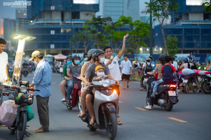 TP.HCM: Hiểm họa khó lường từ thú vui thả diều ở bán đảo Thủ Thiêm - Ảnh 1.