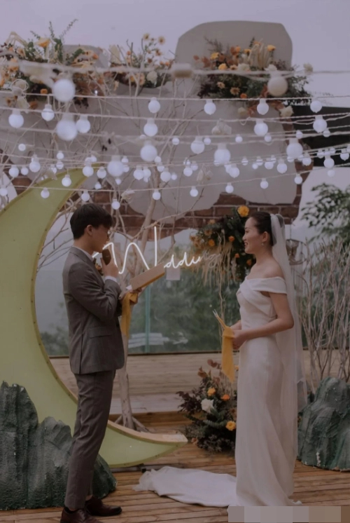 Đám cưới nhỏ xinh dành cho 20 người nhưng tỉ mỉ như cảnh trong phim ngôn tình - Ảnh 1.