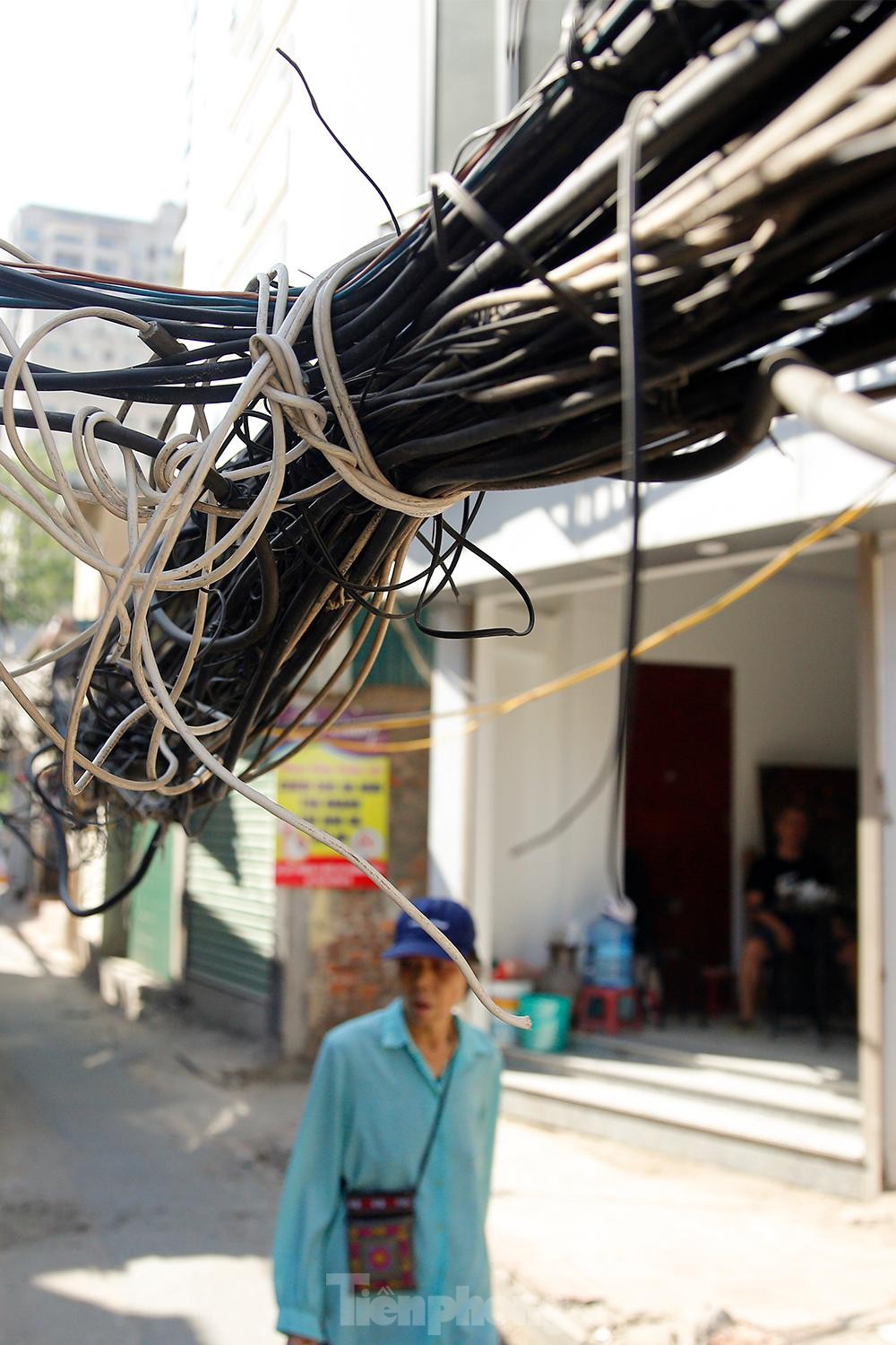 Dây điện, dây viễn thông chằng chịt như mạng nhện khắp phố phường, 'bẫy' người đi đường Hà Nội - Ảnh 6. Dây điện, dây viễn thông chằng chịt như mạng nhện khắp phố phường, 'bẫy' người đi đường Hà Nội - Ảnh 6.