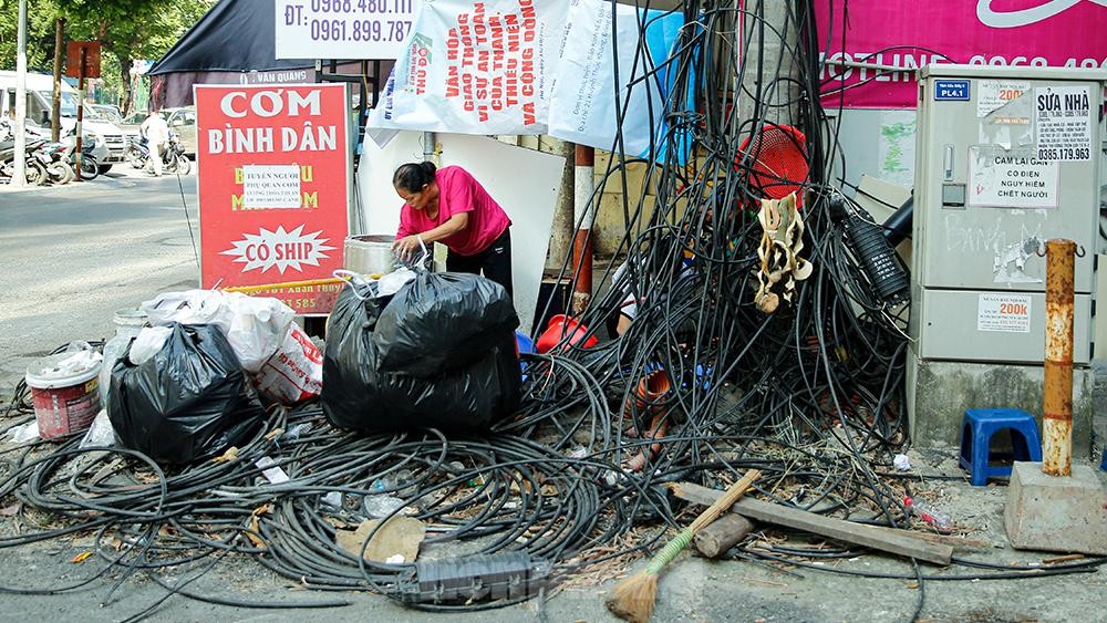 Dây điện, dây viễn thông chằng chịt như mạng nhện khắp phố phường, 'bẫy' người đi đường Hà Nội - Ảnh 8. Dây điện, dây viễn thông chằng chịt như mạng nhện khắp phố phường, 'bẫy' người đi đường Hà Nội - Ảnh 8.