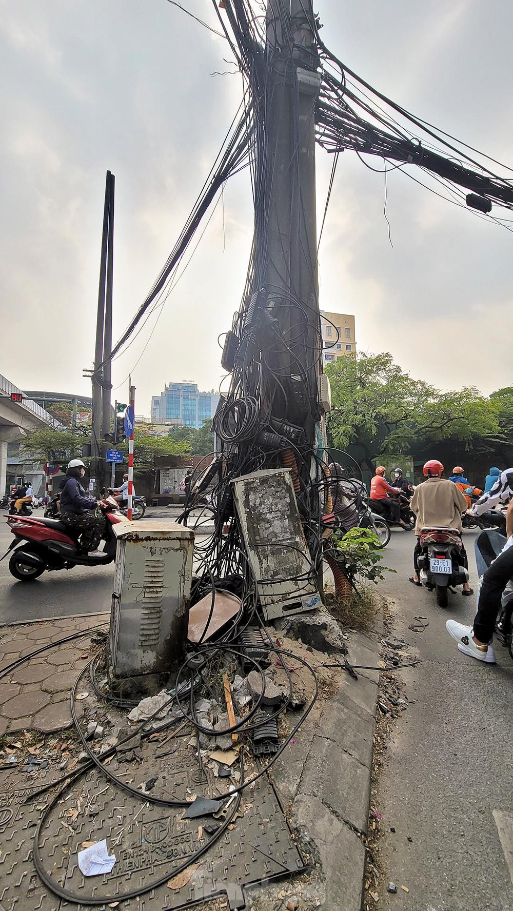 Dây điện, dây viễn thông chằng chịt như mạng nhện khắp phố phường, 'bẫy' người đi đường Hà Nội - Ảnh 10. Dây điện, dây viễn thông chằng chịt như mạng nhện khắp phố phường, 'bẫy' người đi đường Hà Nội - Ảnh 10.
