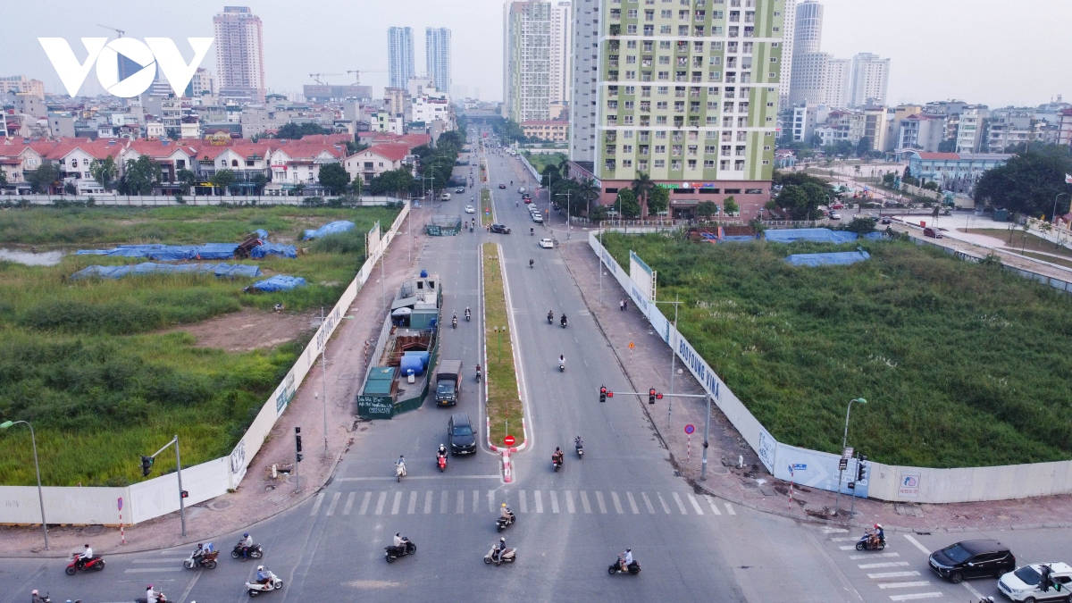 Đoạn đường dài 300m ở Hà Nội có tới 9 &quot;lô cốt&quot; gây cản trở giao thông - Ảnh 10.