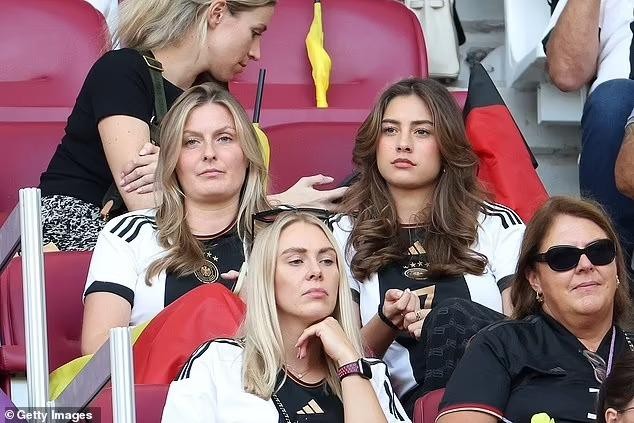 Cầu thủ tuyển Đức được ở cùng vợ và bạn gái trước trận gặp Costa Rica - Ảnh 2.