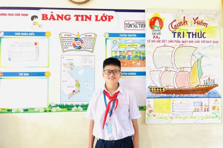 Bộ trưởng GD&ĐT tặng bằng khen học sinh lớp 7 cứu người thoát đường ray tàu hoả - Ảnh 1. Bộ trưởng GD&ĐT tặng bằng khen học sinh lớp 7 cứu người thoát đường ray tàu hoả - Ảnh 1.