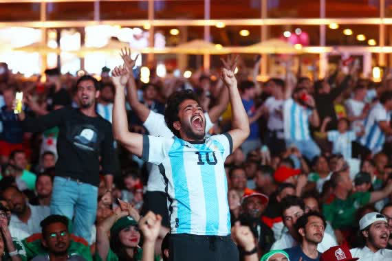 Chùm ảnh: Không khí World Cup 2022 sôi động khắp thế giới tạo nên bữa tiệc tràn ngập màu sắc và cảm xúc khó quên - Ảnh 12.