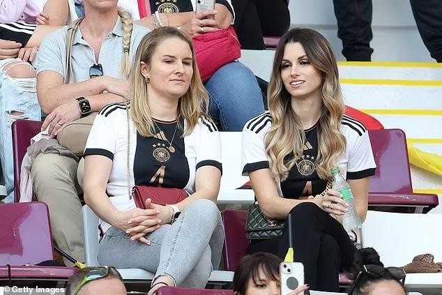Cầu thủ tuyển Đức được ở cùng vợ và bạn gái trước trận gặp Costa Rica - Ảnh 3.