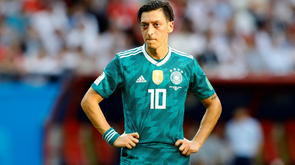 Vì sao CĐV Qatar lại dùng ảnh của Ozil để đáp trả hành động lấy tay bịt miệng của đội tuyển Đức? - Ảnh 2.