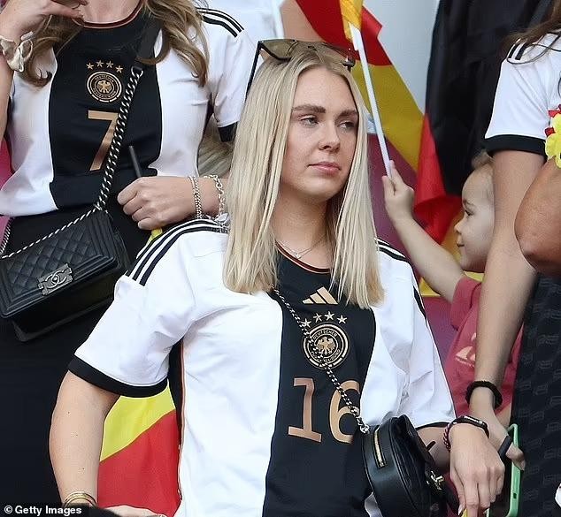 Cầu thủ tuyển Đức được ở cùng vợ và bạn gái trước trận gặp Costa Rica - Ảnh 4.