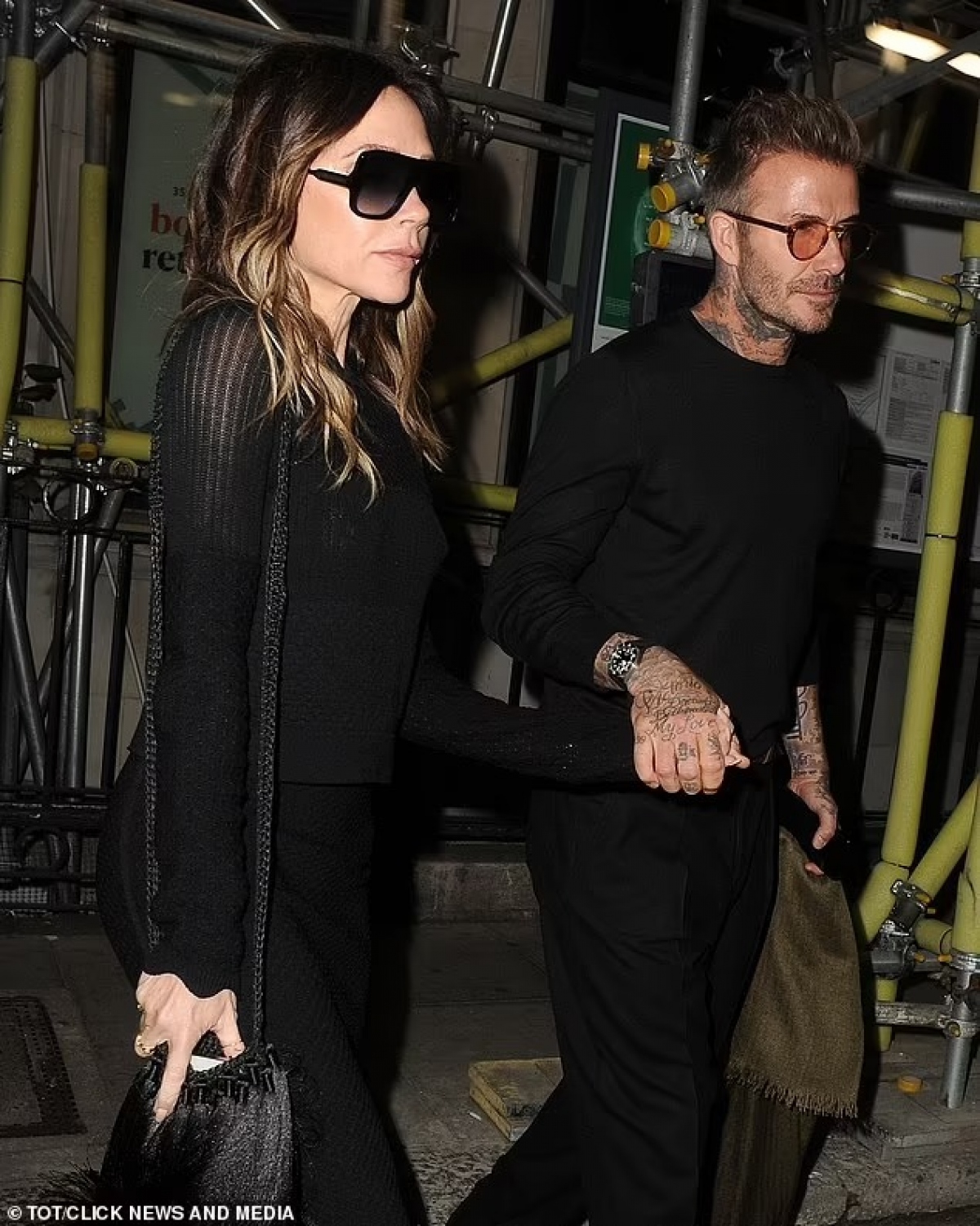 Vợ chồng David Beckham diện đồ đen, nắm chặt tay nhau khi ra phố - Ảnh 5.