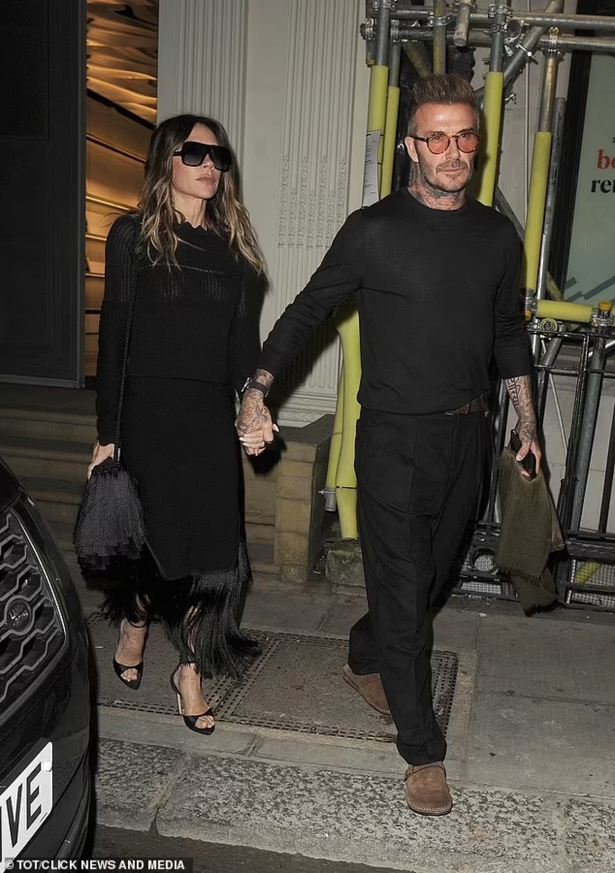 Vợ chồng David Beckham diện đồ đen, nắm chặt tay nhau khi ra phố - Ảnh 2.