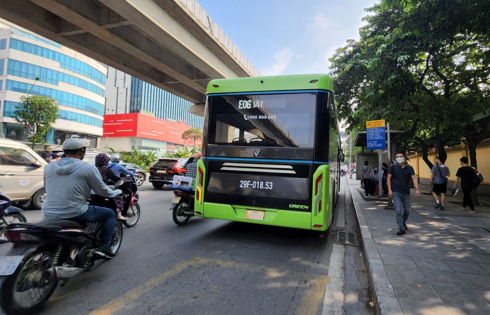 Xe buýt vẫn là phương tiện vận tải hành khách công cộng chính tại Hà Nội - Ảnh 1.
