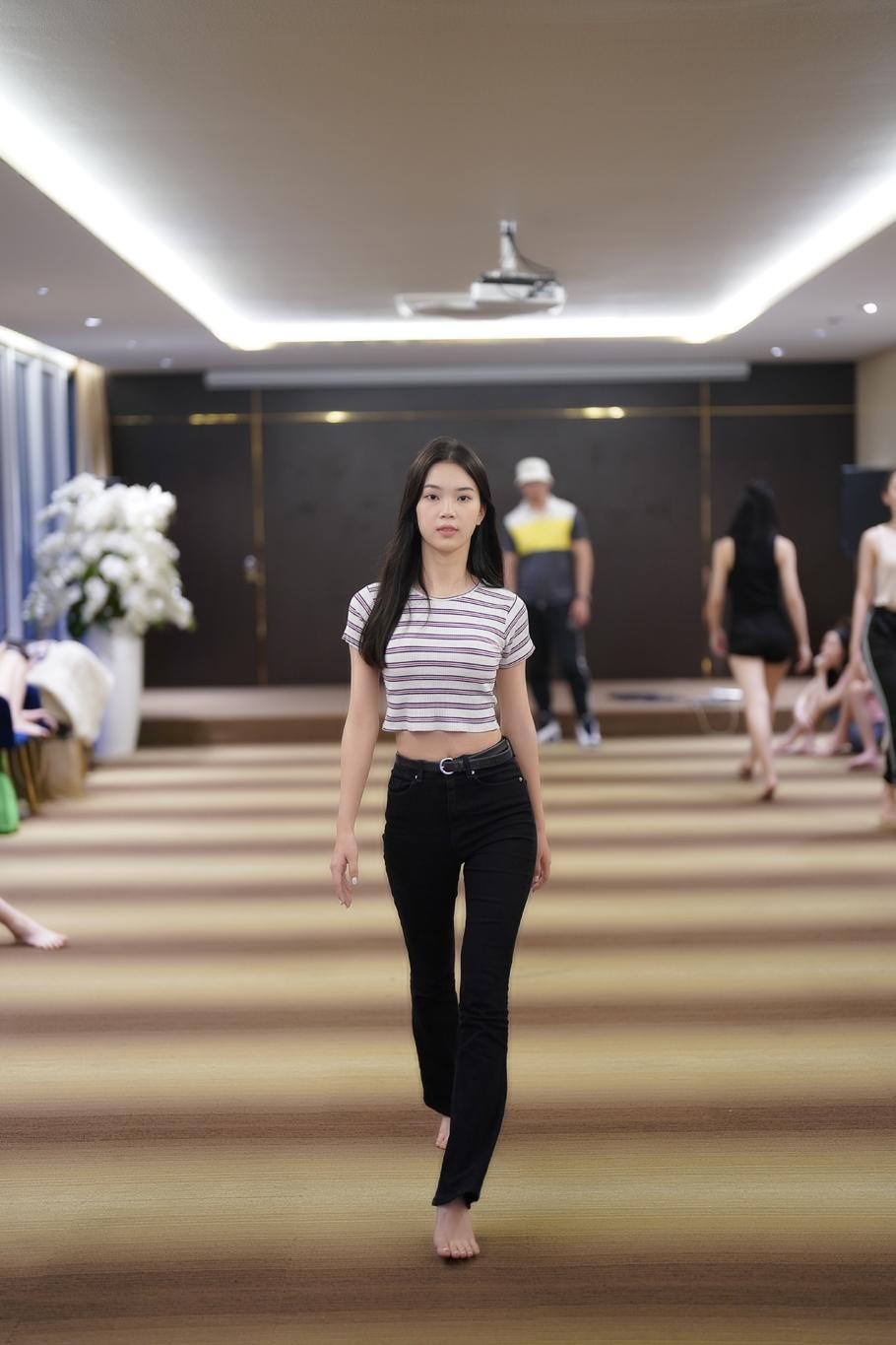 Thí sinh Hoa hậu Việt Nam đội sổ ngậm đũa catwalk với mặt mộc