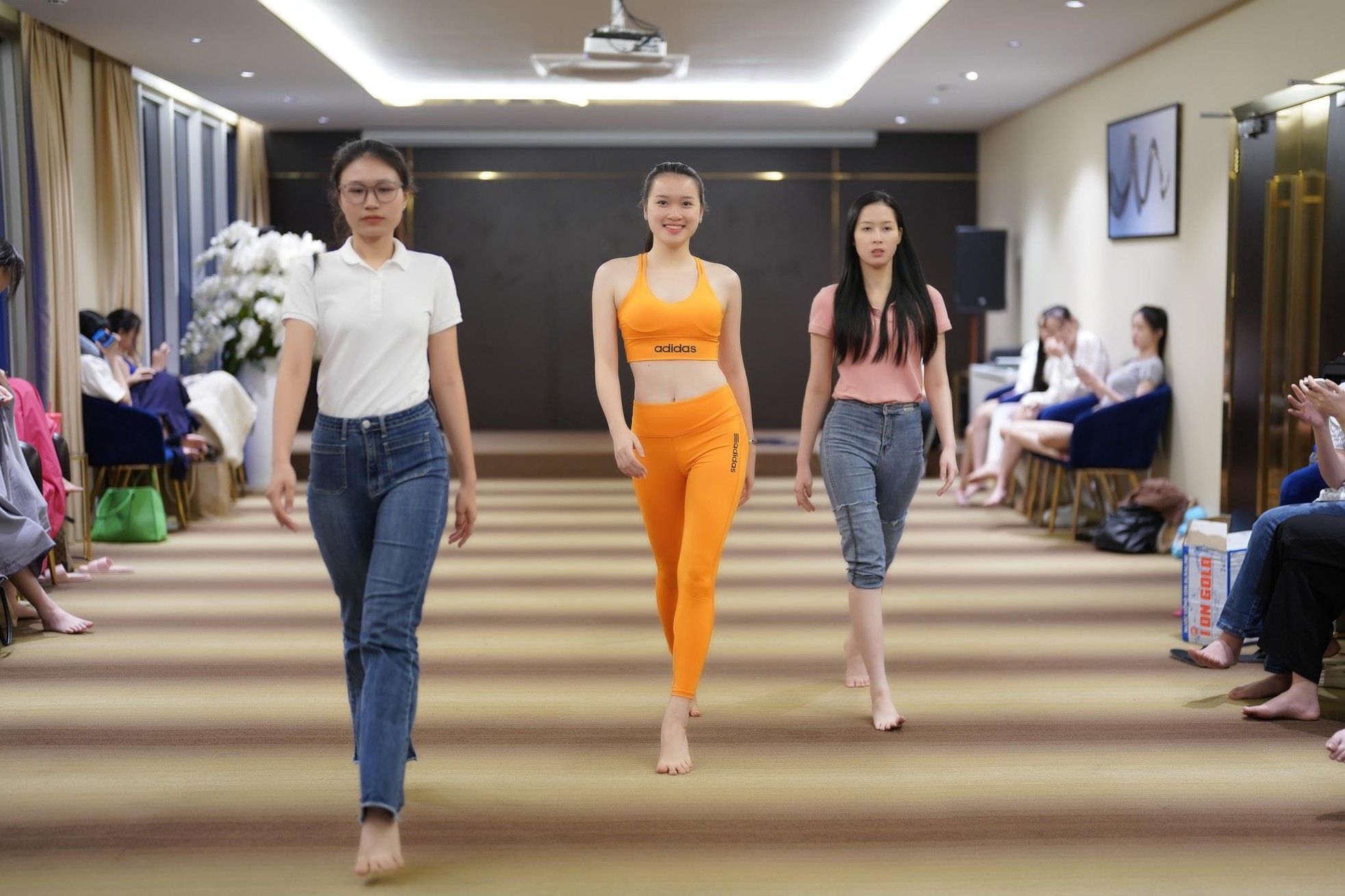 Th&iacute; sinh Hoa hậu Việt Nam đội sổ, ngậm đũa catwalk với mặt mộc - Ảnh 5.