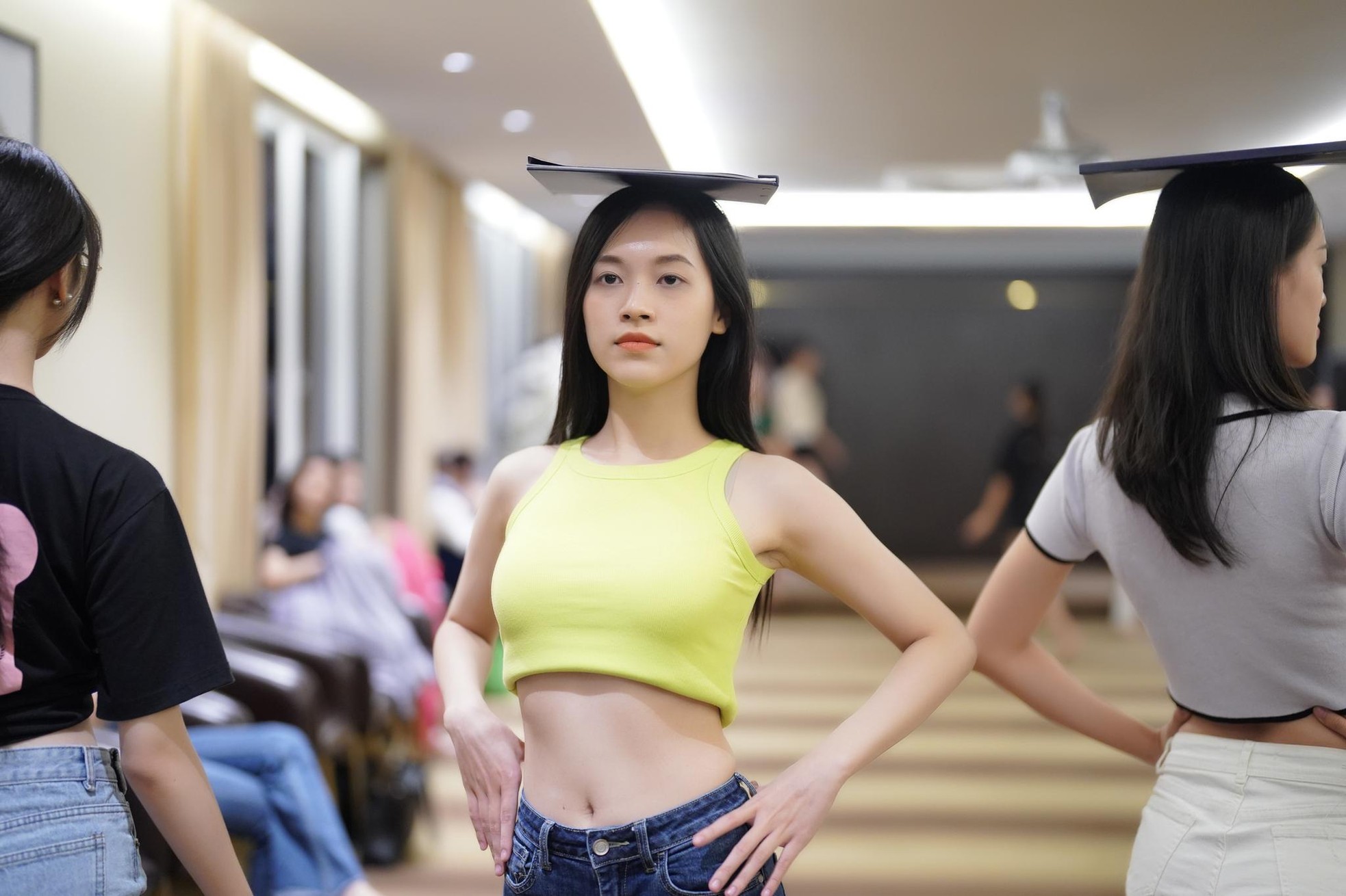 Thí sinh Hoa hậu Việt Nam đội sổ, ngậm đũa catwalk với mặt mộc - Ảnh 7.