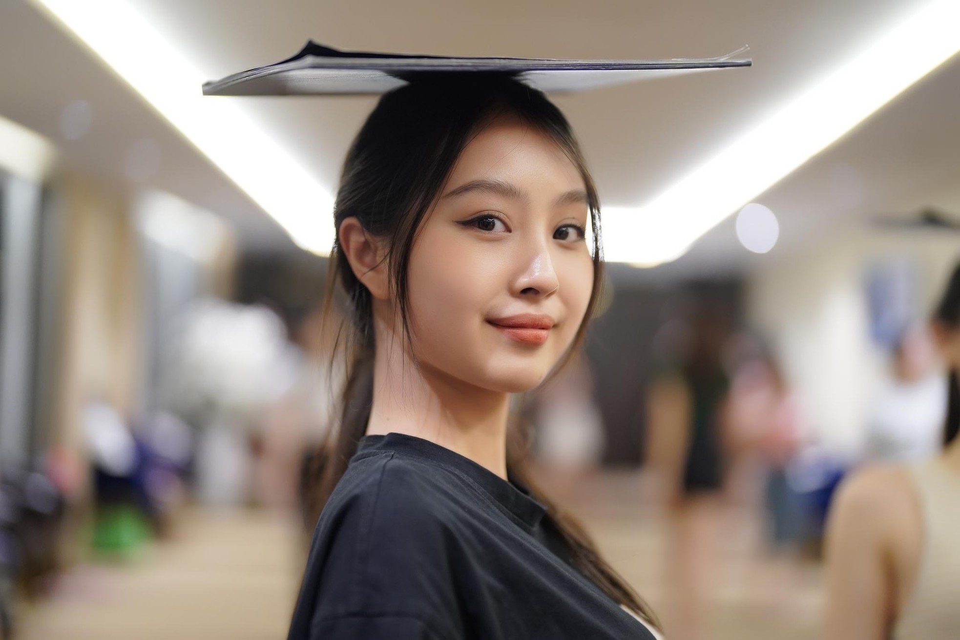 Th&iacute; sinh Hoa hậu Việt Nam đội sổ, ngậm đũa catwalk với mặt mộc - Ảnh 9.