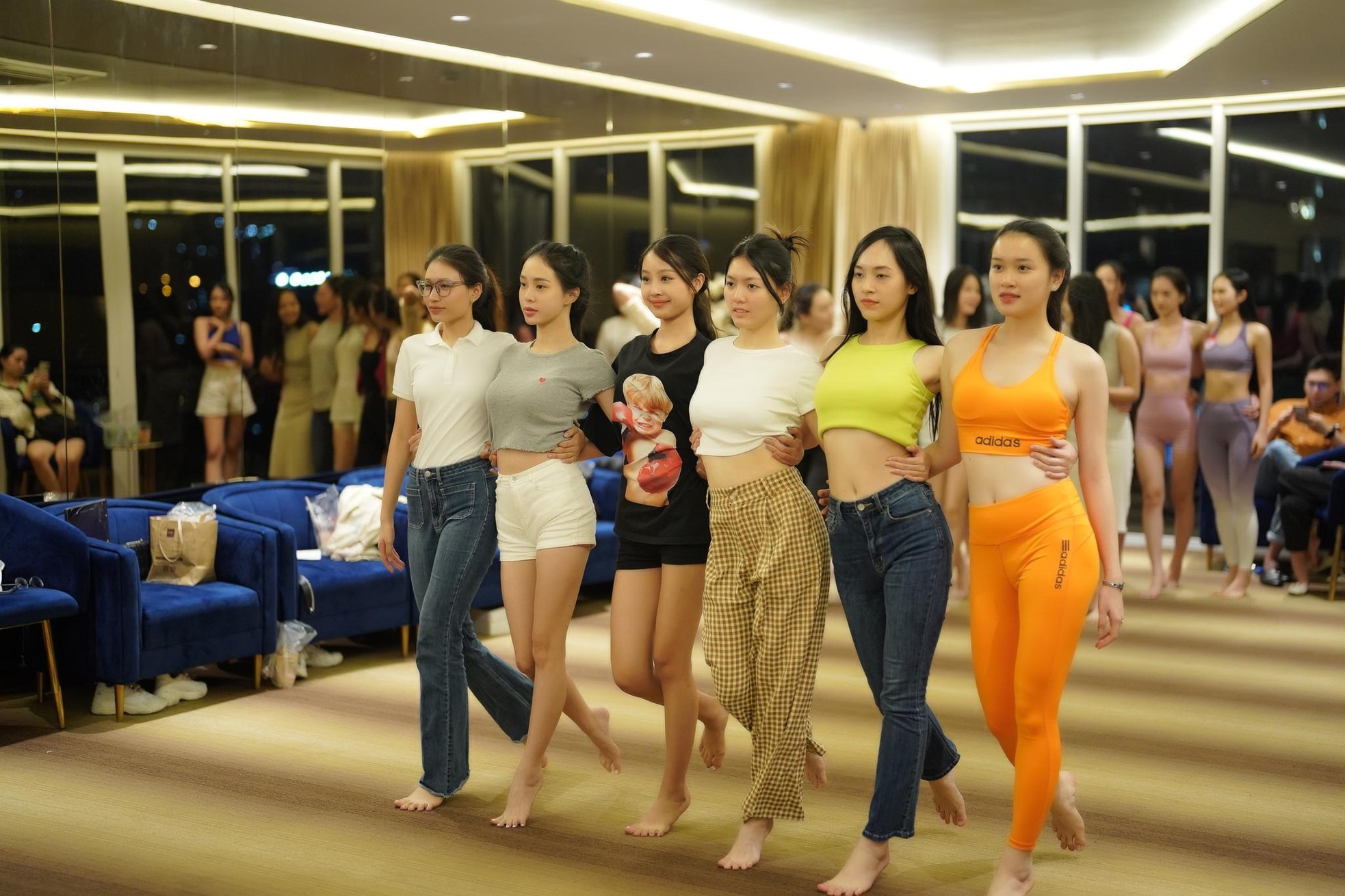 Thí sinh Hoa hậu Việt Nam đội sổ, ngậm đũa catwalk với mặt mộc - Ảnh 13.