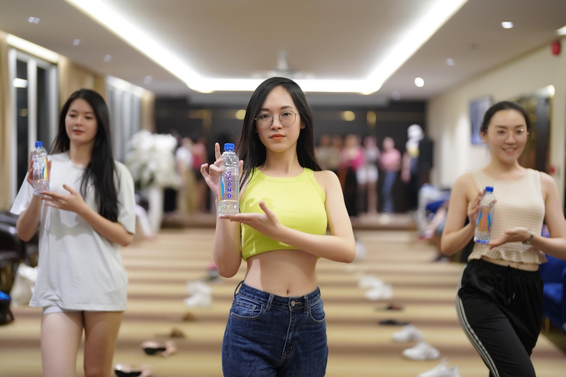 Thí sinh Hoa hậu Việt Nam đội sổ, ngậm đũa catwalk với mặt mộc - Ảnh 15.
