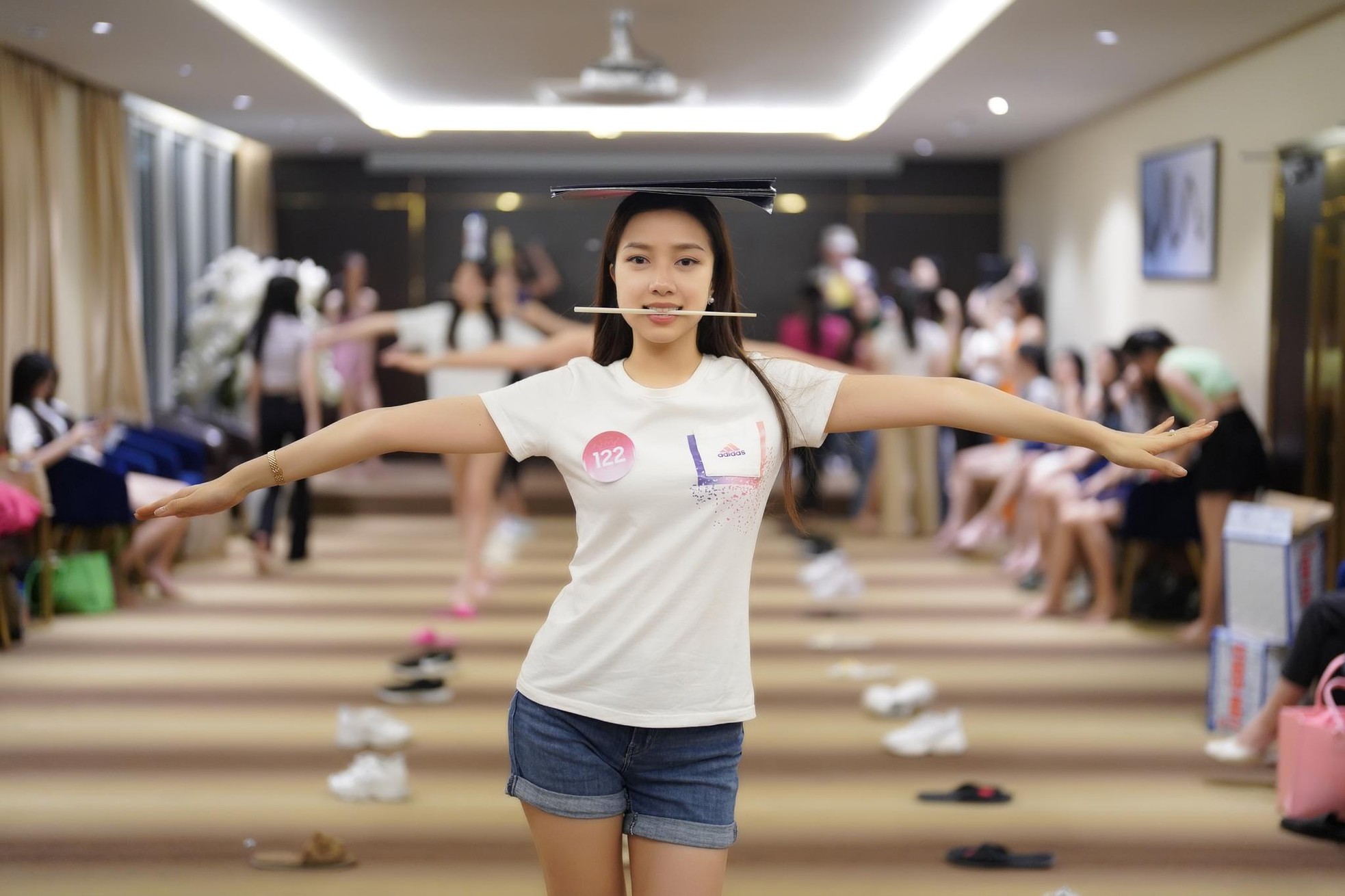 Thí sinh Hoa hậu Việt Nam đội sổ, ngậm đũa catwalk với mặt mộc - Ảnh 20.