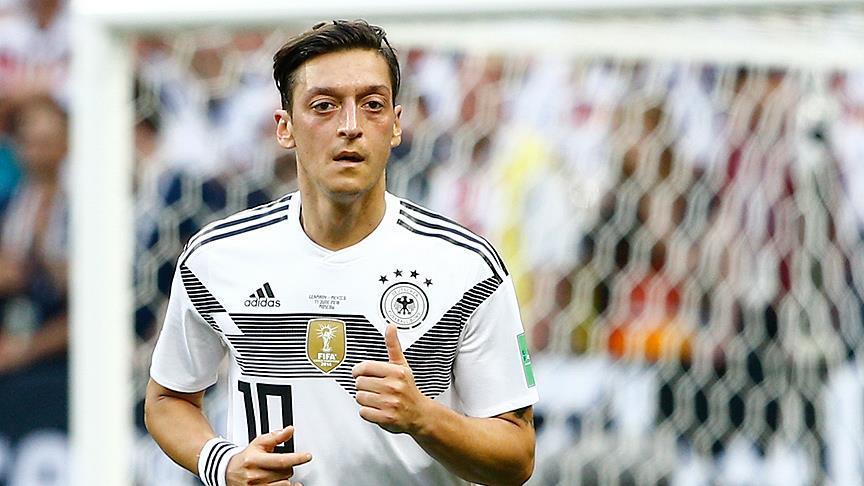 Đến tận sân tập xin gặp Ozil, HLV ĐT Đức bị Arsenal đối xử phũ phàng