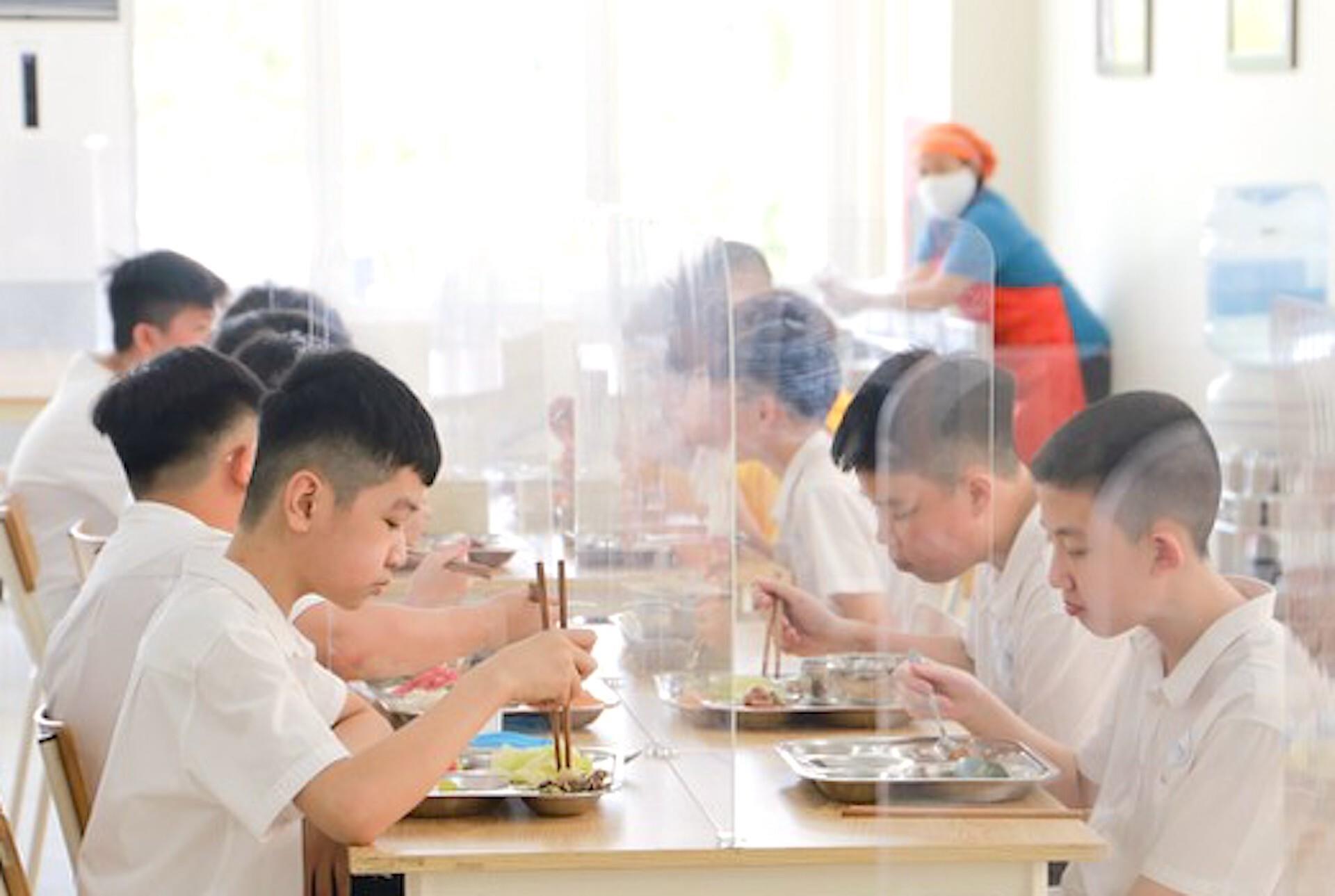 Hà Nội yêu cầu các trường kiểm soát chặt nguồn gốc thực phẩm bữa ăn bán trú - Ảnh 1.