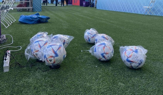 Vì sao trái bóng sử dụng ở World Cup 2022 phải được sạc điện trước trận? - Ảnh 1.