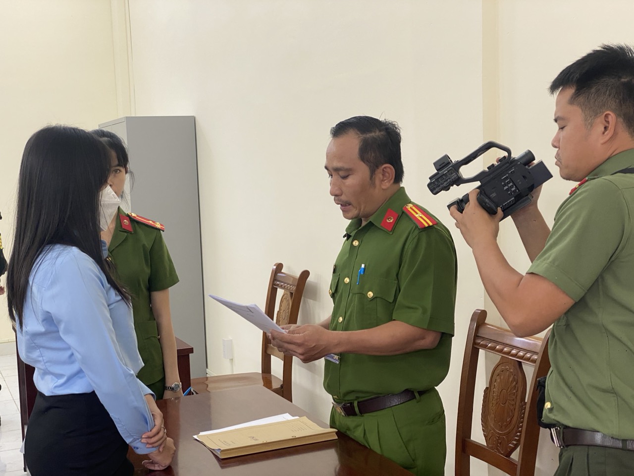NÓNG: 3 trợ lý của bà Nguyễn Phương Hằng bị khởi tố - Ảnh 1.