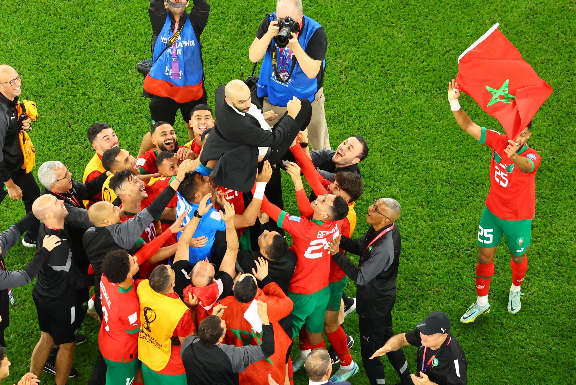 Thắng Bồ Đào Nha, Morocco là đội châu Phi đầu tiên vào bán kết World Cup - Ảnh 1.